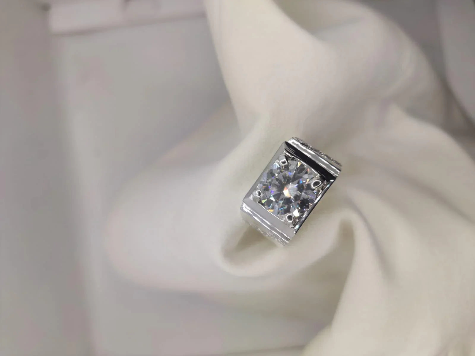 RSR-197: Authentic Moissanite Diamond Ring - Ringshing.com